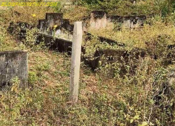 Một ngôi mộ trên nền đất bị xói lở